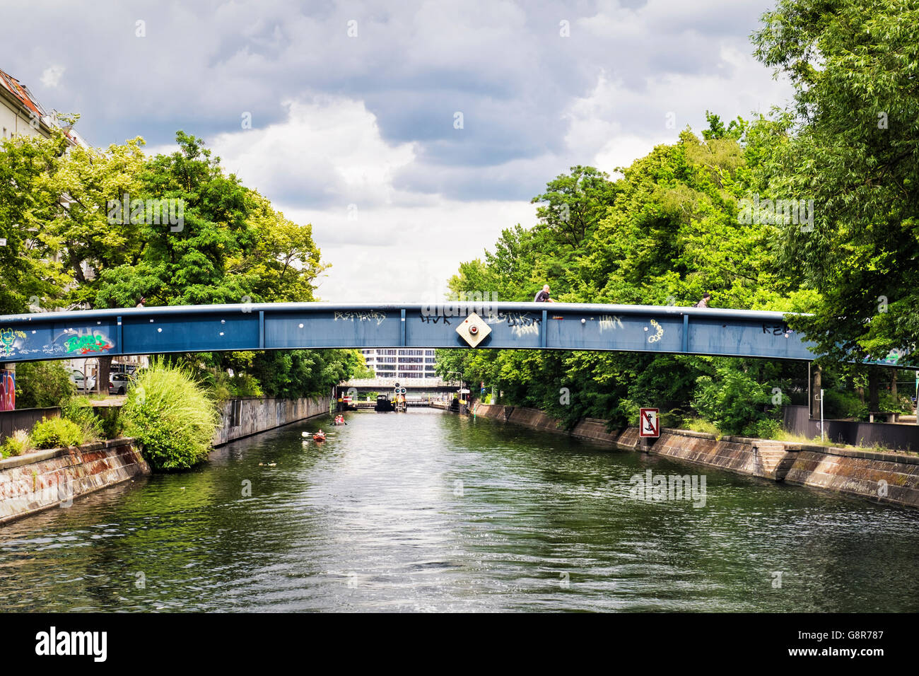 Berlin Ernst-Heilmann-Steg. Slightly curved concrete bridge for pedestrians and cyclists over the Landwehr Canal Stock Photo