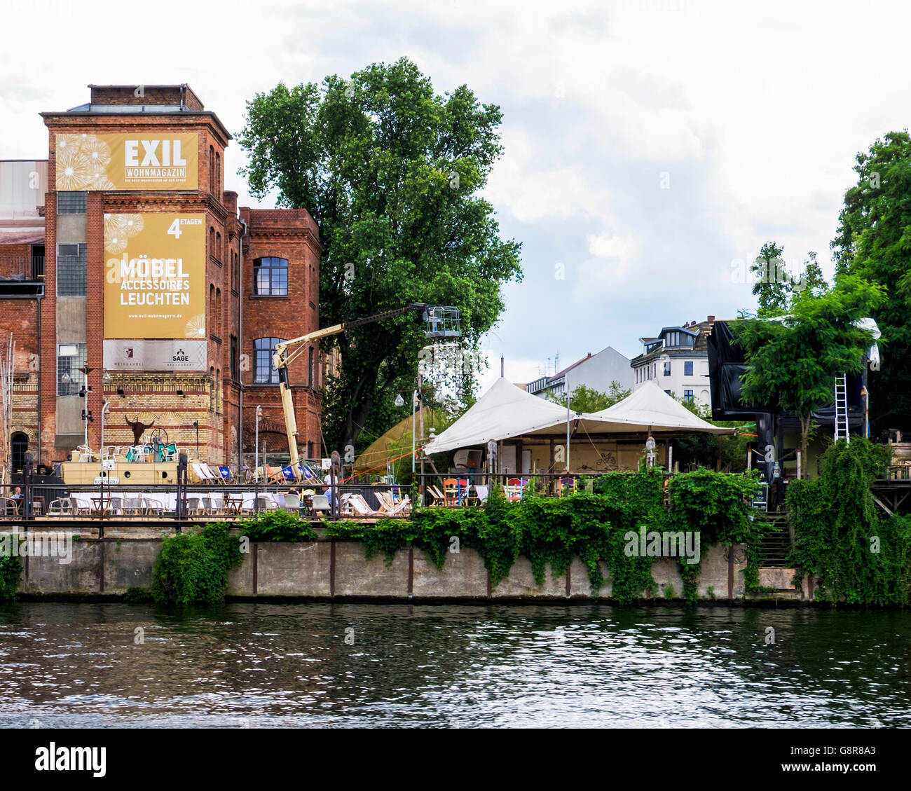 Berlin, Kreuzberg. Exil Furniture Store and Sage Restaurant beach bar in  old brick building along the river Spree Stock Photo - Alamy