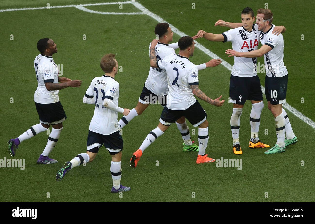 Tottenham Hotspur's Harry Kane celebrates scoring his side's first goal of the game with teammates Stock Photo