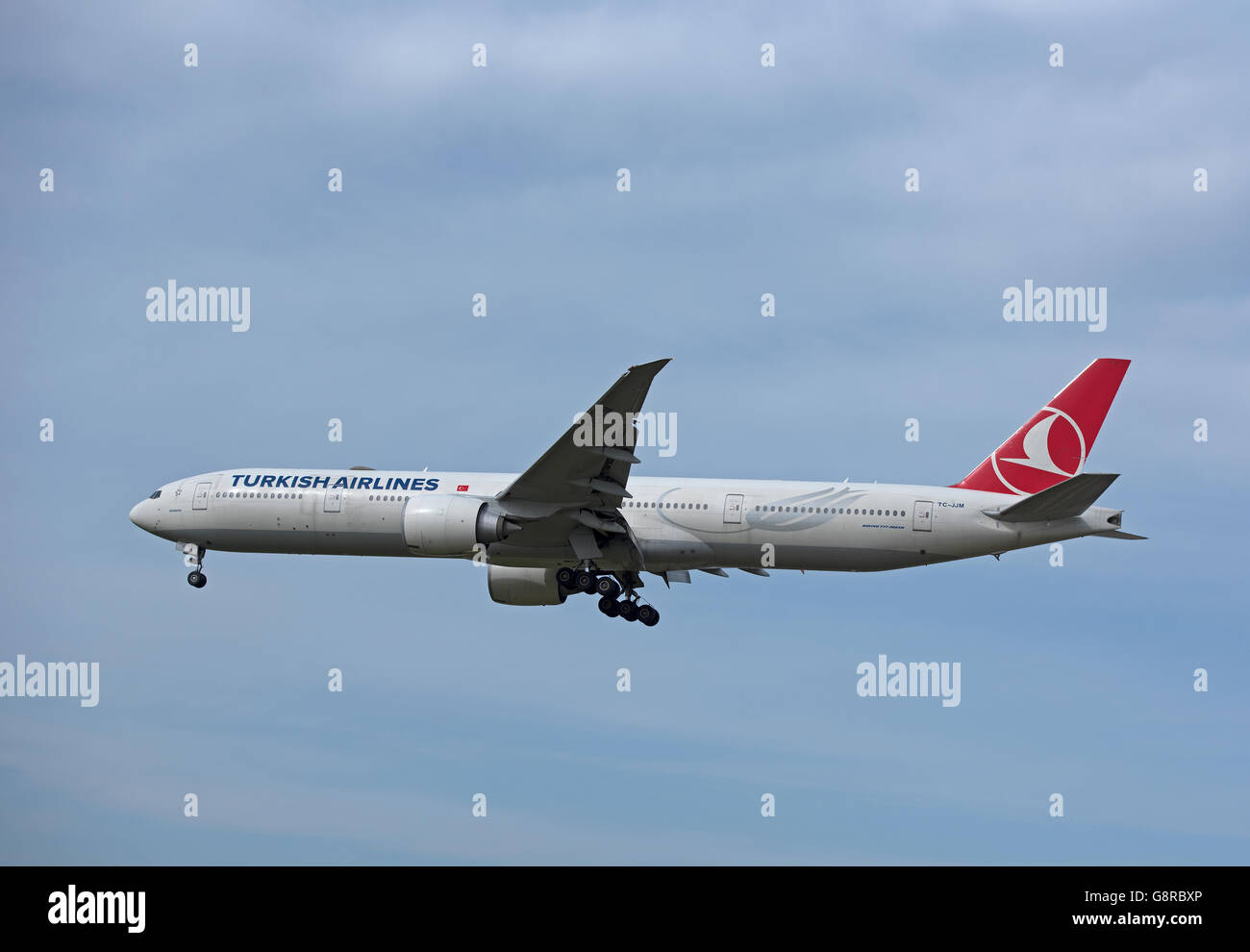 Turkish Airlines Airbus 321-231 (Uludag) about to land at London Heathrow Airport.  SCO 10,481. Stock Photo