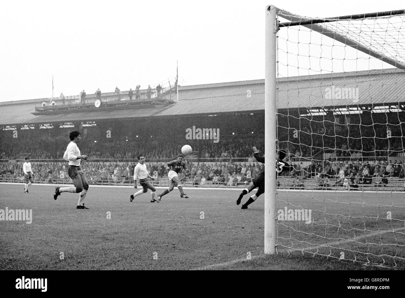 Soccer - World Cup England 1966 - Group Four - USSR v Chile - Roker Park. USSR's Valeriy Porkujan (second r) fires the ball past Chile goalkeeper Juan Olivares (r) to score the opening goal Stock Photo