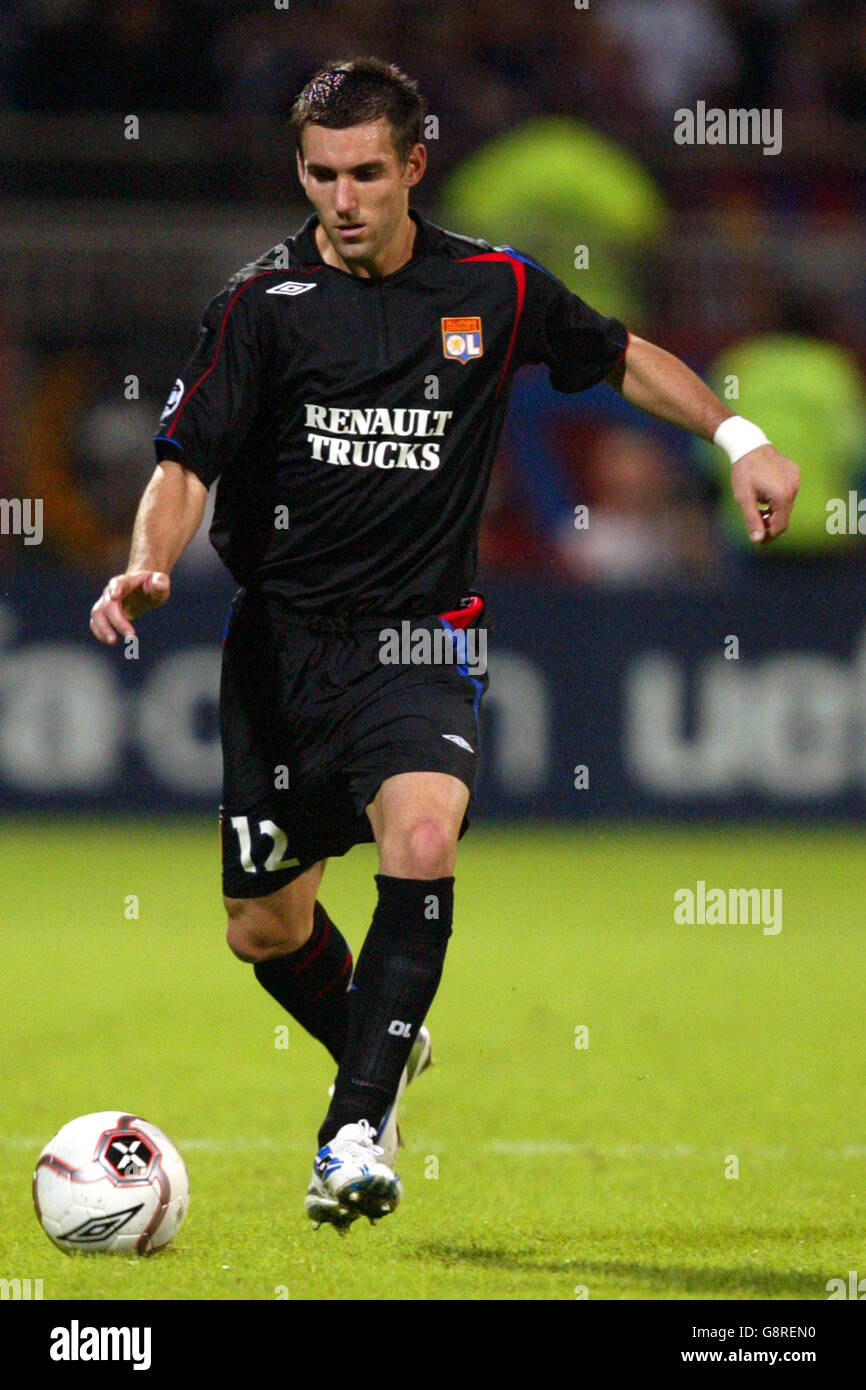 Soccer - UEFA Champions League - Group F - Olympique Lyonnais v Steaua  Bucuresti - Municipal Stade De Gerland Stock Photo - Alamy