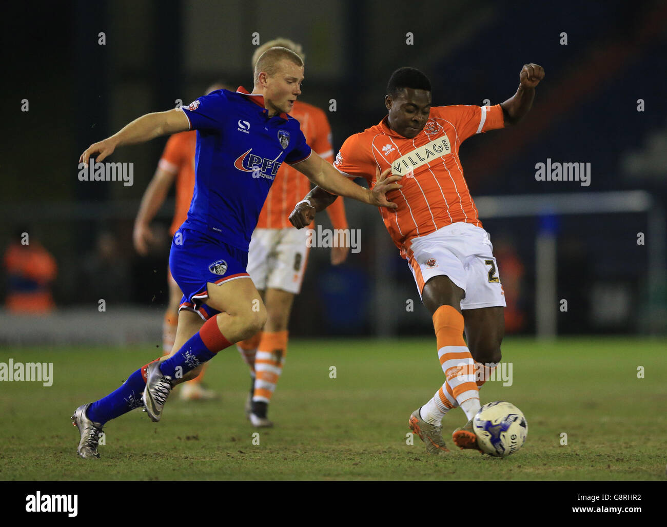 Oldham Athletic v Blackpool - Sky Bet League One - SportsDirect.com Park. Oldham Athletic's Curtis Main (left) and Blackpool's Bright Osayi-Samuel battle for the ball. Stock Photo