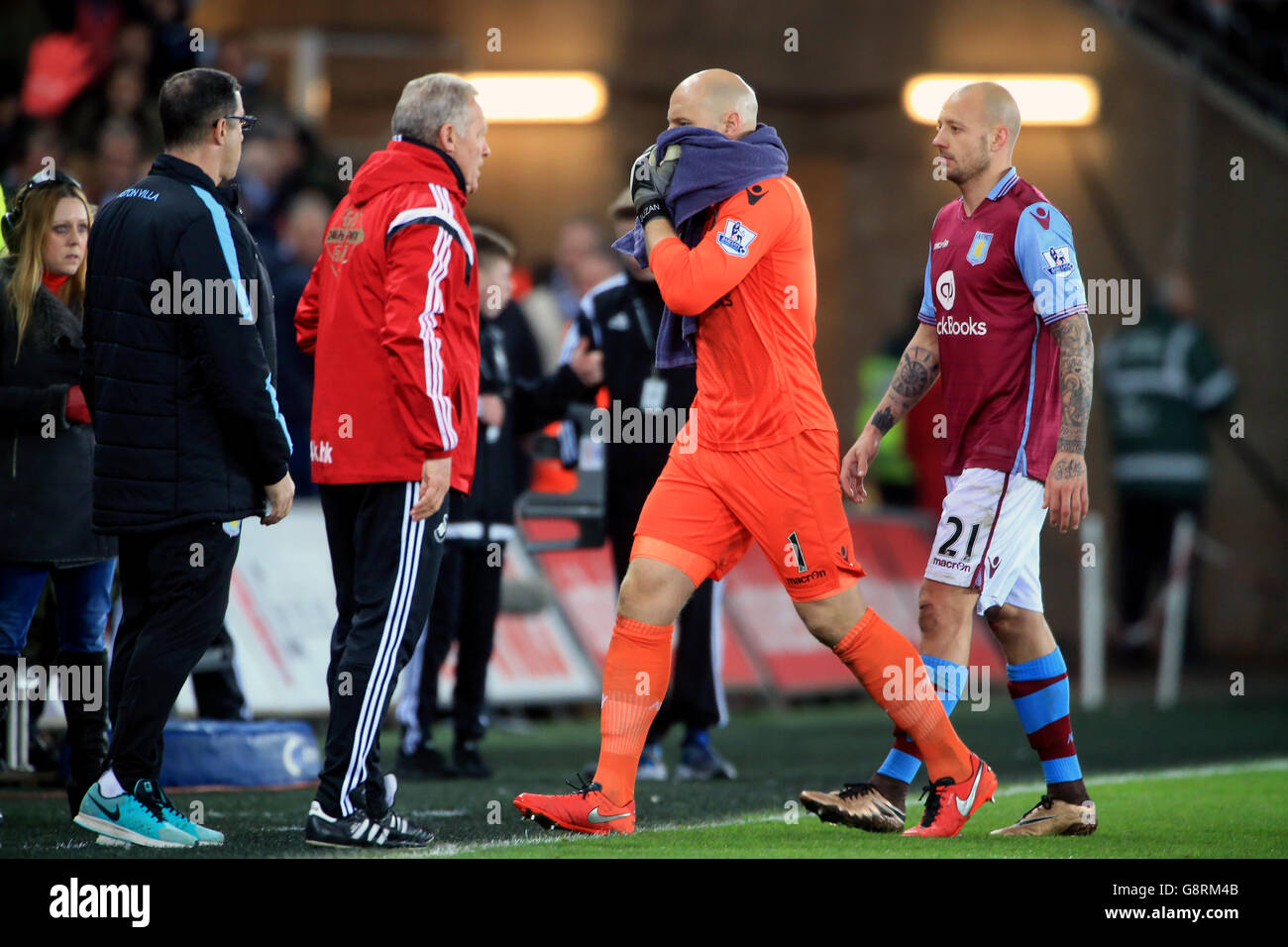 Aston Villa goalkeeper Brad Guzan and Alan Hutton (right) walk off detected after the Barclays Premier League match at the Liberty Stadium, Swansea. PRESS ASSOCIATION Photo. Picture date: Saturday March 19, 2016. See PA story SOCCER Swansea. Photo credit should read: Nick Potts/PA Wire. Stock Photo