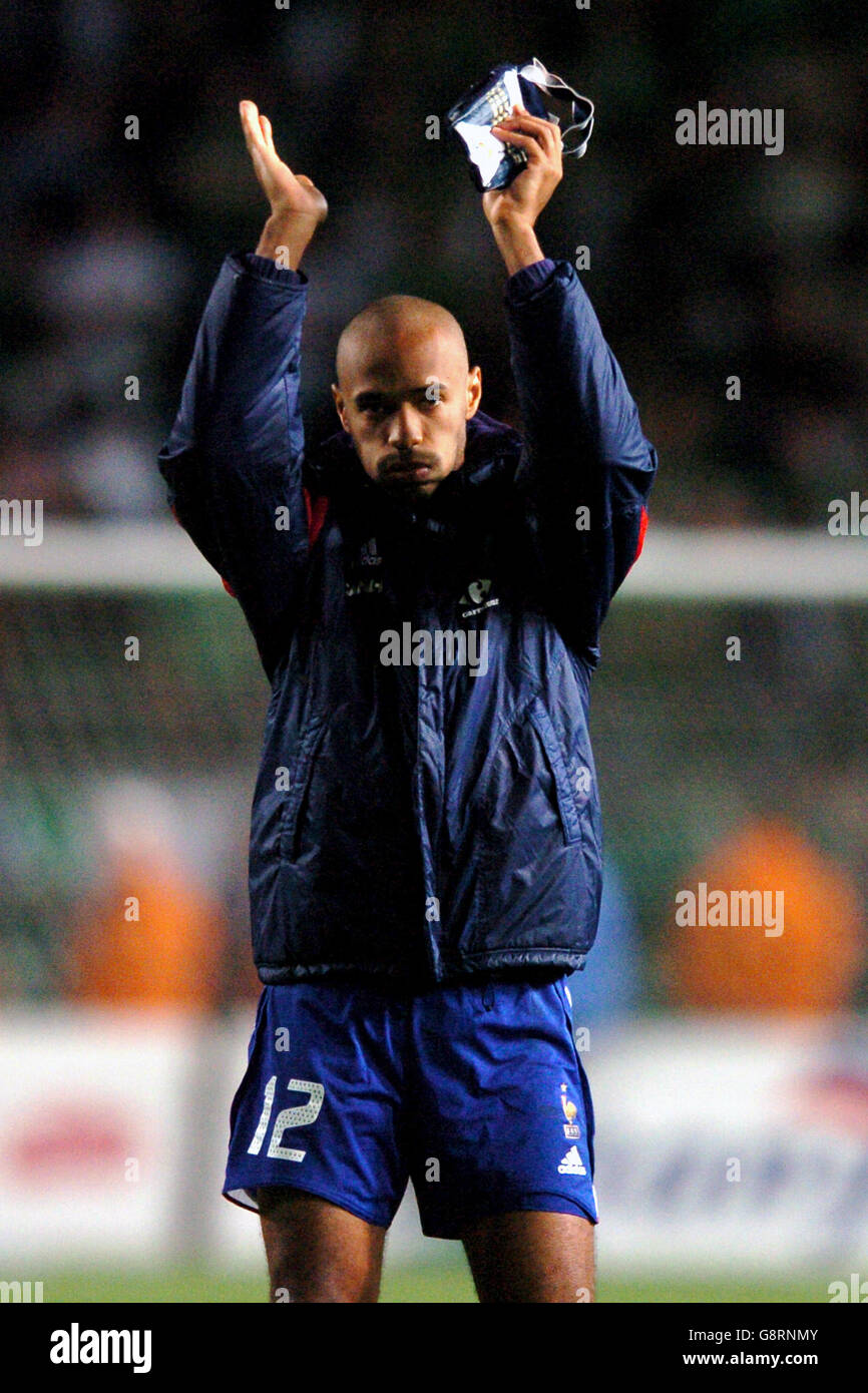 Soccer - FIFA World Cup 2006 Qualifier - Group Four - Ireland v France - Lansdowne Road. France's Thierry Henry applauds the travelling fans at the end of the game Stock Photo