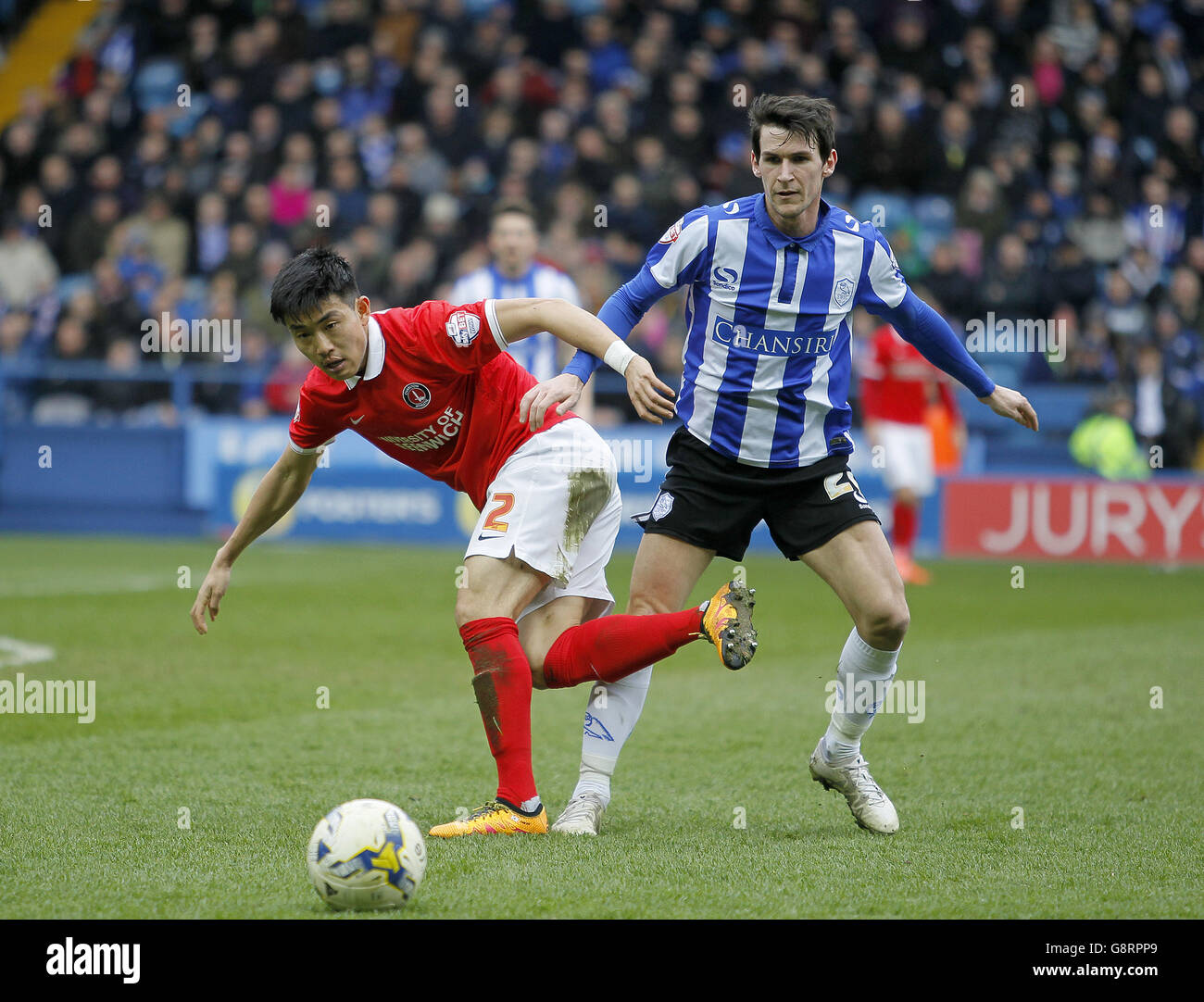 Charlton Athletic's Yun Suk-Young and Sheffield Wednesday's Kieran Lee Stock Photo
