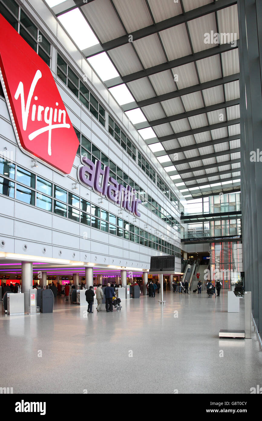 Busy airport terminal uk hires stock photography and images Alamy