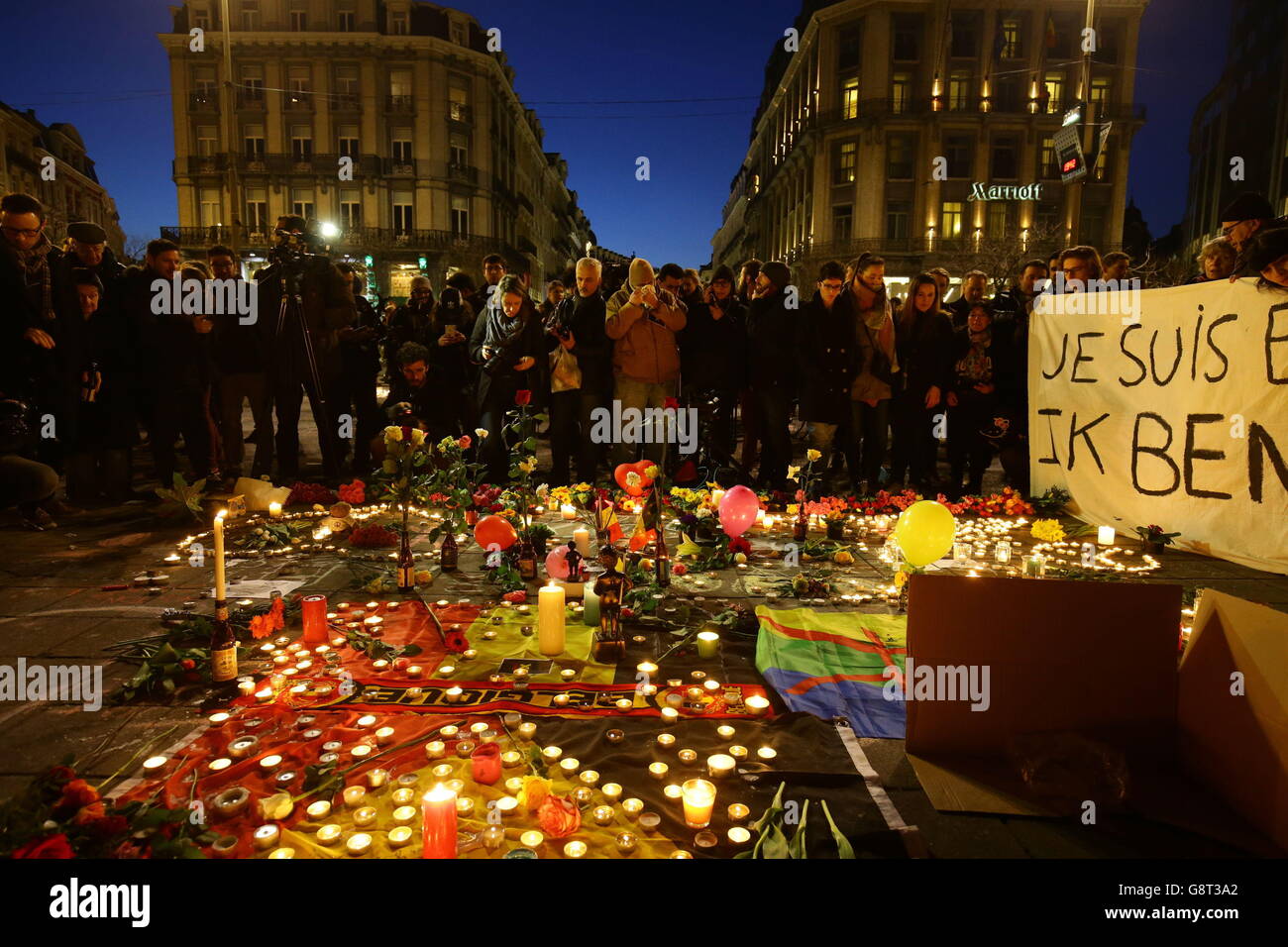 Members public leave tributes hires stock photography and images Alamy