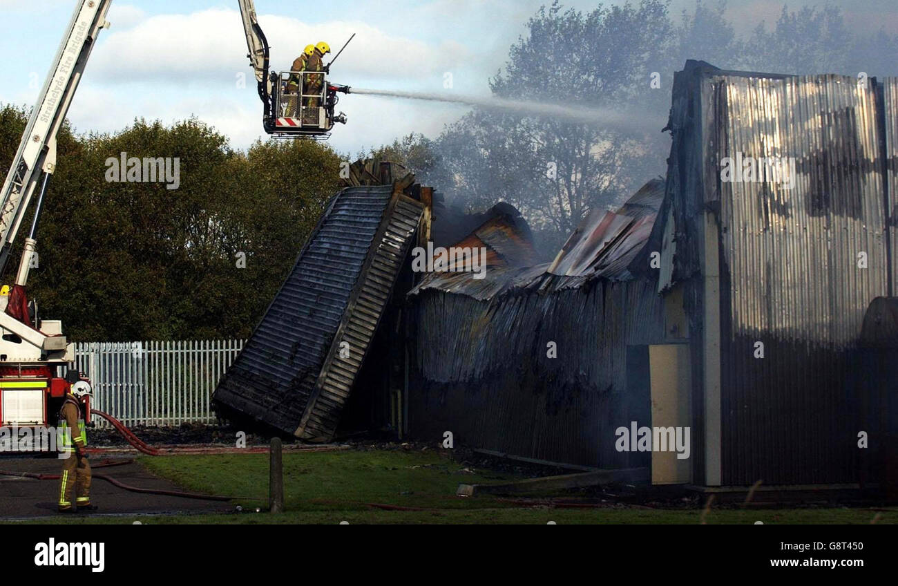 A fire crew battles the blaze at Aulds frozen foods factory, Inchinnan, near Glasgow Friday September 16, 2005. The fire is believed to have started at 1 o'clock this morning. Twelve employees who were working the night shift were evacuated safely. See PA story SCOTLAND Fire. PRESS ASSOCIATION Photo. Photo credit should read: Danny Lawson/PA Stock Photo