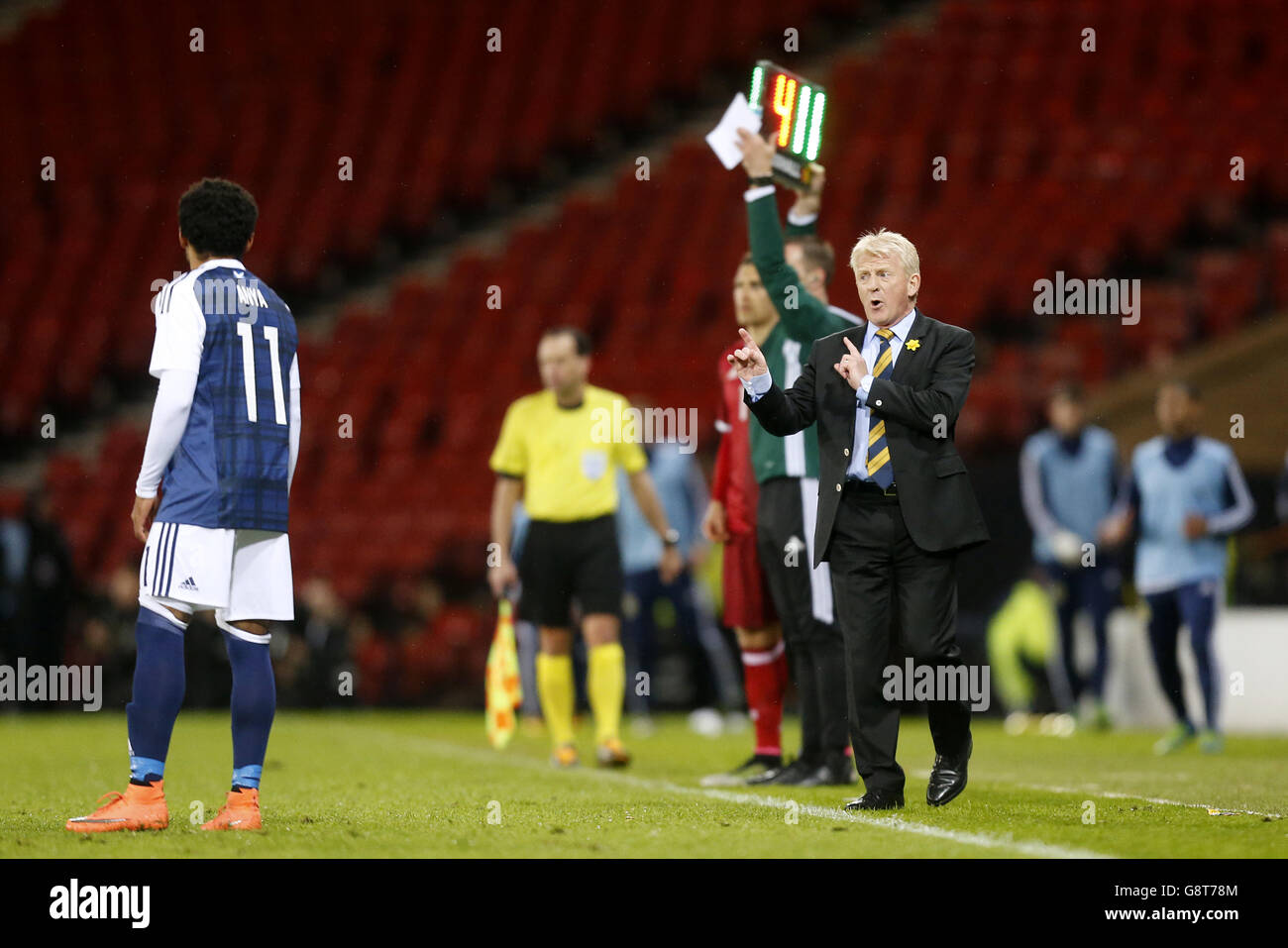 Scotland manager Gordon Strachan (right) speaks with Ikechi Anya (left) during a break in play in an International Friendly at Hampden Park, Glasgow. PRESS ASSOCIATION Photo. Picture date: Tuesday March 29, 2016. See PA story SOCCER Scotland. Photo credit should read: Danny Lawson/PA Wire. Stock Photo