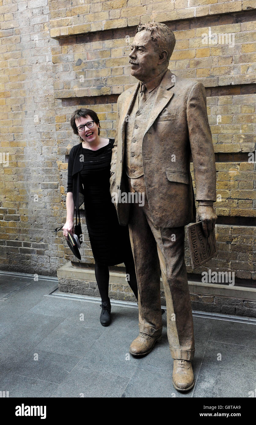 Sir Nigel Gresley statue unveiled Stock Photo Alamy