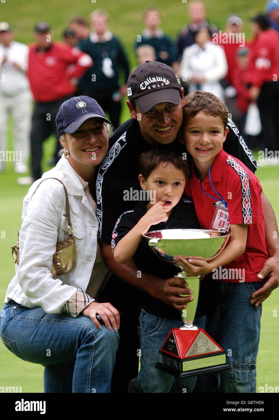 New zealands michael campbell celebrates with his wife julie hires stock photography and images