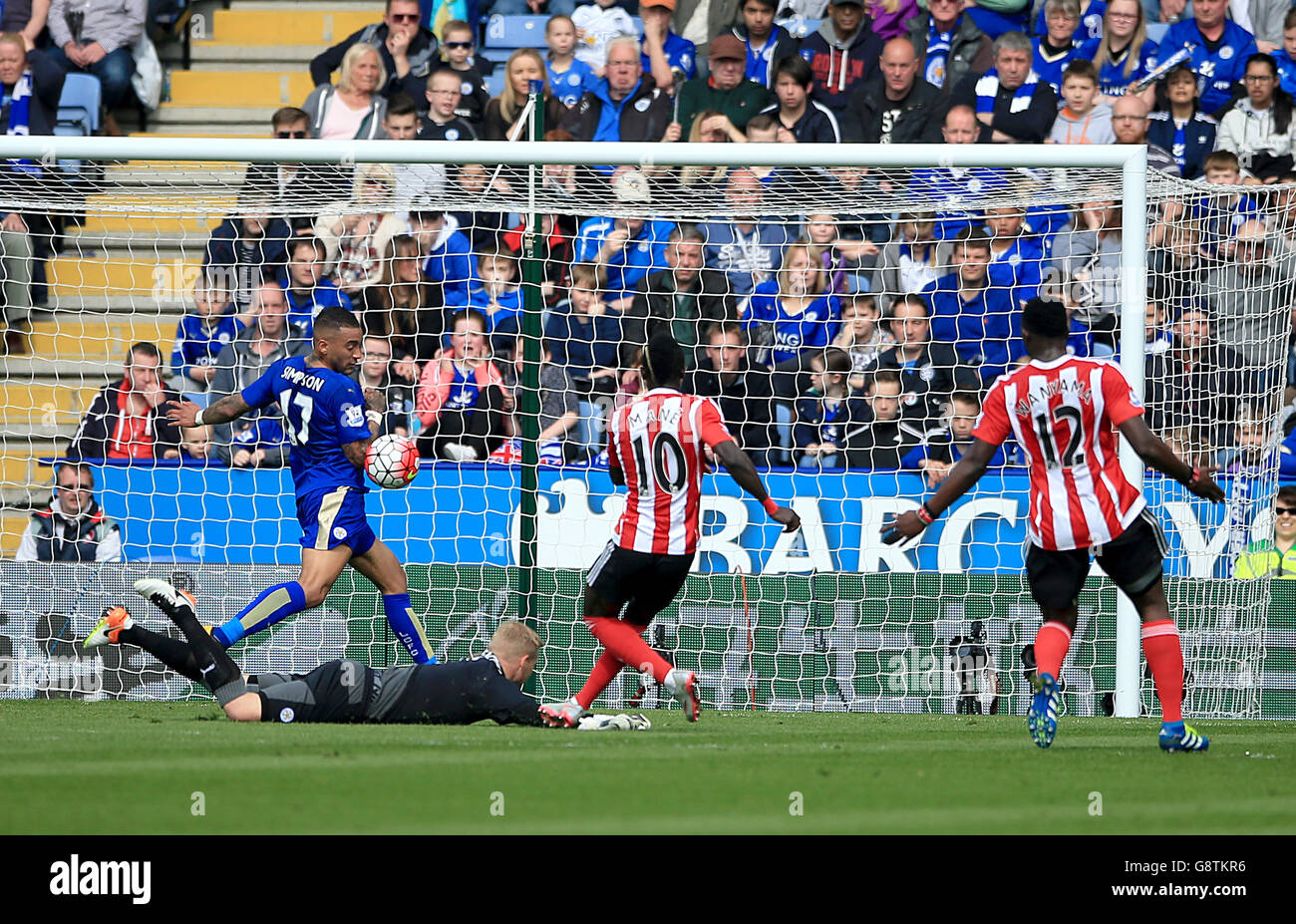 Southampton's Sadio Mane (centre) has a shot blocked by Leicester City's Danny Simpson (left) after beating goalkeeper Kasper Schmeichel (floor) during the Barclays Premier League match at the King Power Stadium, Leicester. Stock Photo