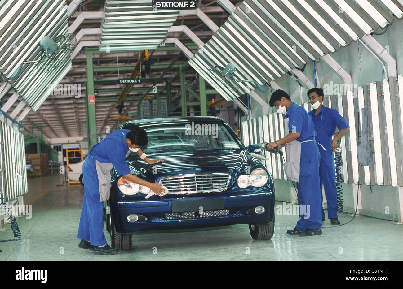 INDIA Maharashtra Pune, Daimler Chrysler Factory, assembly line for luxury cars Merceds Benz E and C class Stock Photo