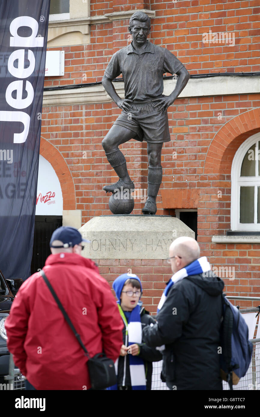 The statue of fulham player outside the ground the game hires stock photography and images Alamy
