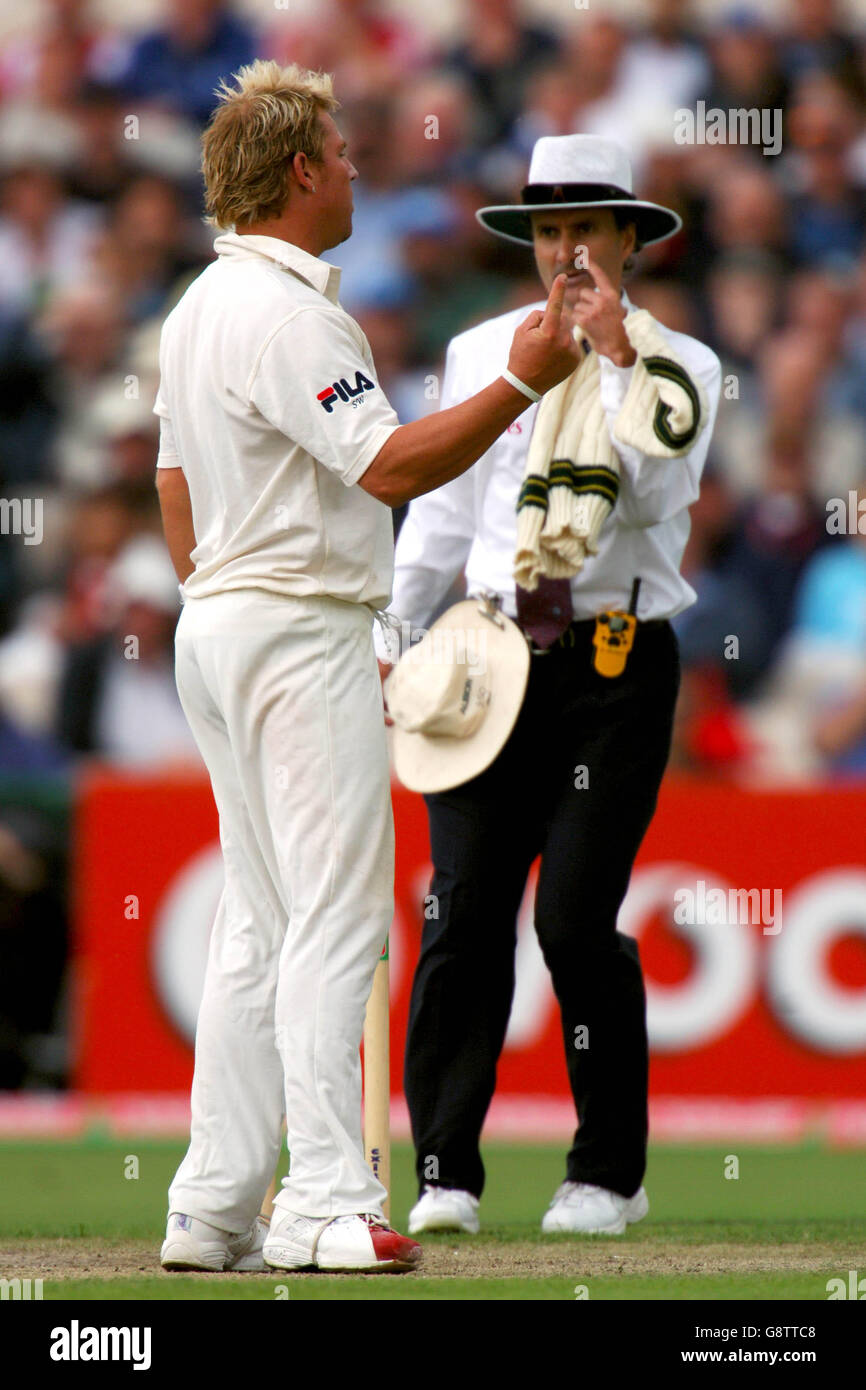 Cricket - The Ashes - npower Third Test - England v Australia - Old Trafford. Australia's Shane Warne with Umpire Billy Bowden Stock Photo