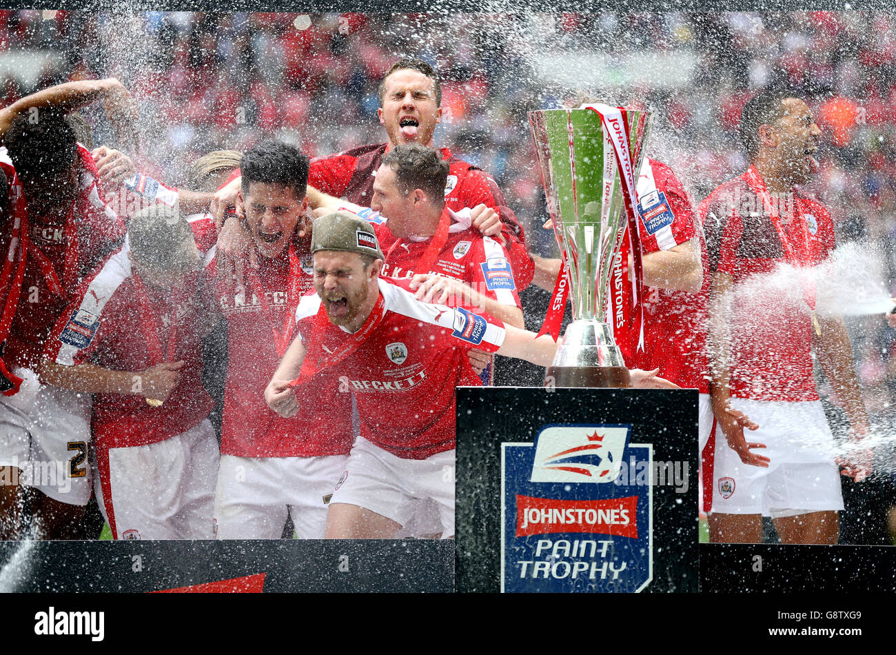 Barnsley players celebrate with the Johnstone's Paint Trophy after the Johnstone's Paint Trophy final at Wembley Stadium, London. PRESS ASSOCIATION Photo. Picture date: Sunday April 3, 2016. See PA story SOCCER Final. Photo credit should read: Adam Davy/PA Wire. Stock Photo