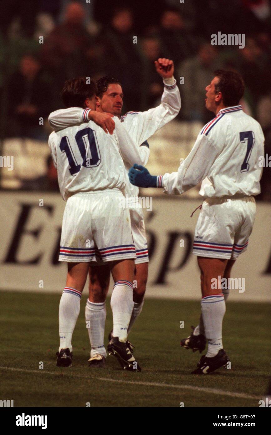 Soccer - World Cup Qualifier - Play-Off First Leg - Hungary v Yugoslavia. Yugoslavia's Dragan Stojkovic (left), Predrag Mijatovic (centre) and Vladimir Jugovic (right) celebrate Stock Photo