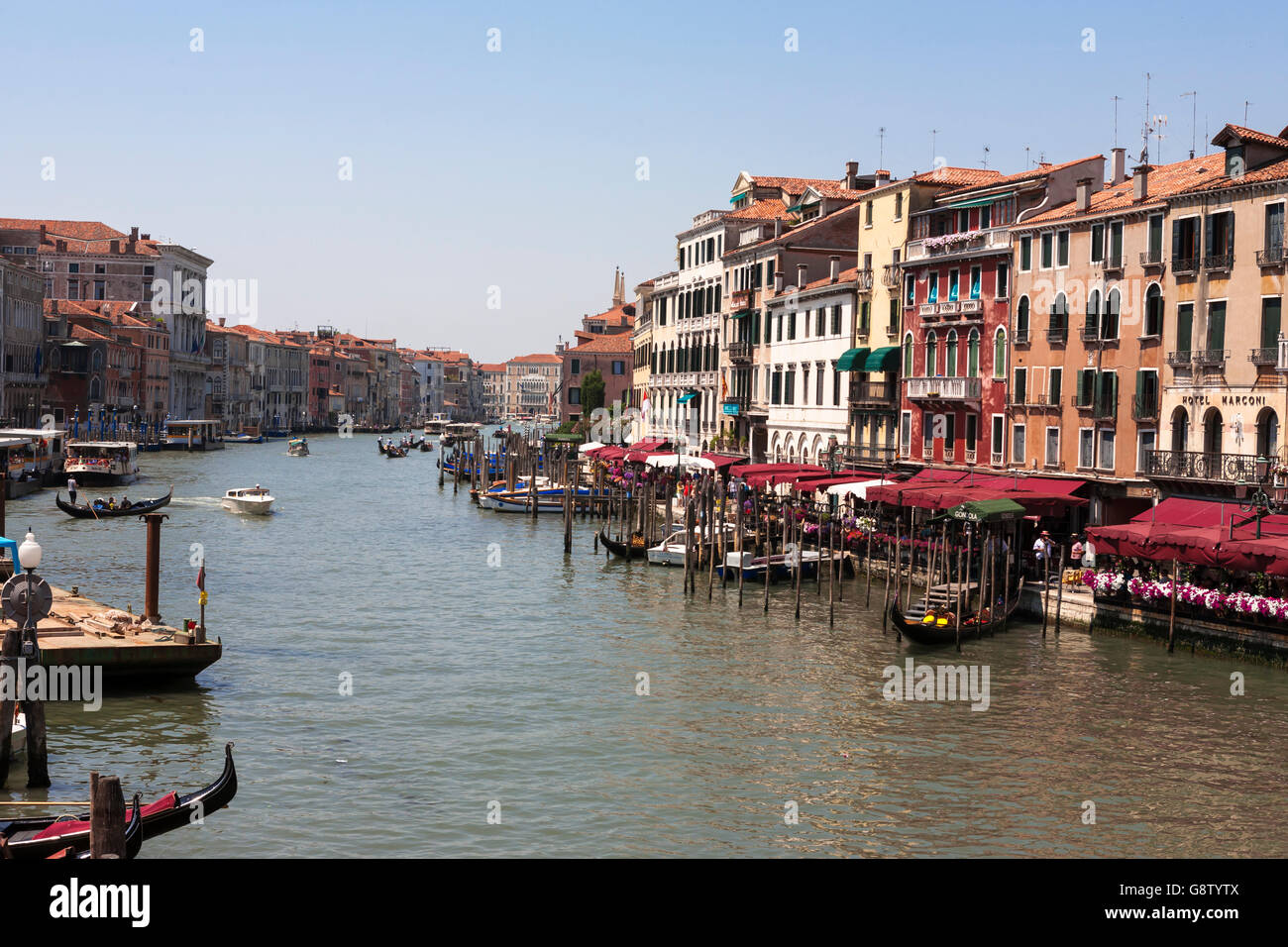 Venice canal bustling boats hi-res stock photography and images - Alamy