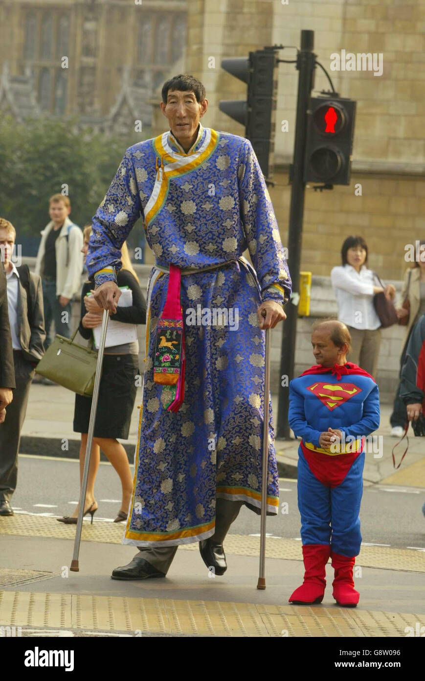 The tallest man in the world, Xi Shun who stands at 7ft 8.59in / 2m 36.1cm meets Kiran Shah, who at 4ft 1.7in / 1m 26.3cm is the shortest professional stuntman in the world, at the launch of the 2006 version of the Guinness World Records in Parliament Square, central London, Thursday September 22, 2005. PRESS ASSOCIATION photo. Photo credit should read: Andrew Parsons/PA. Stock Photo
