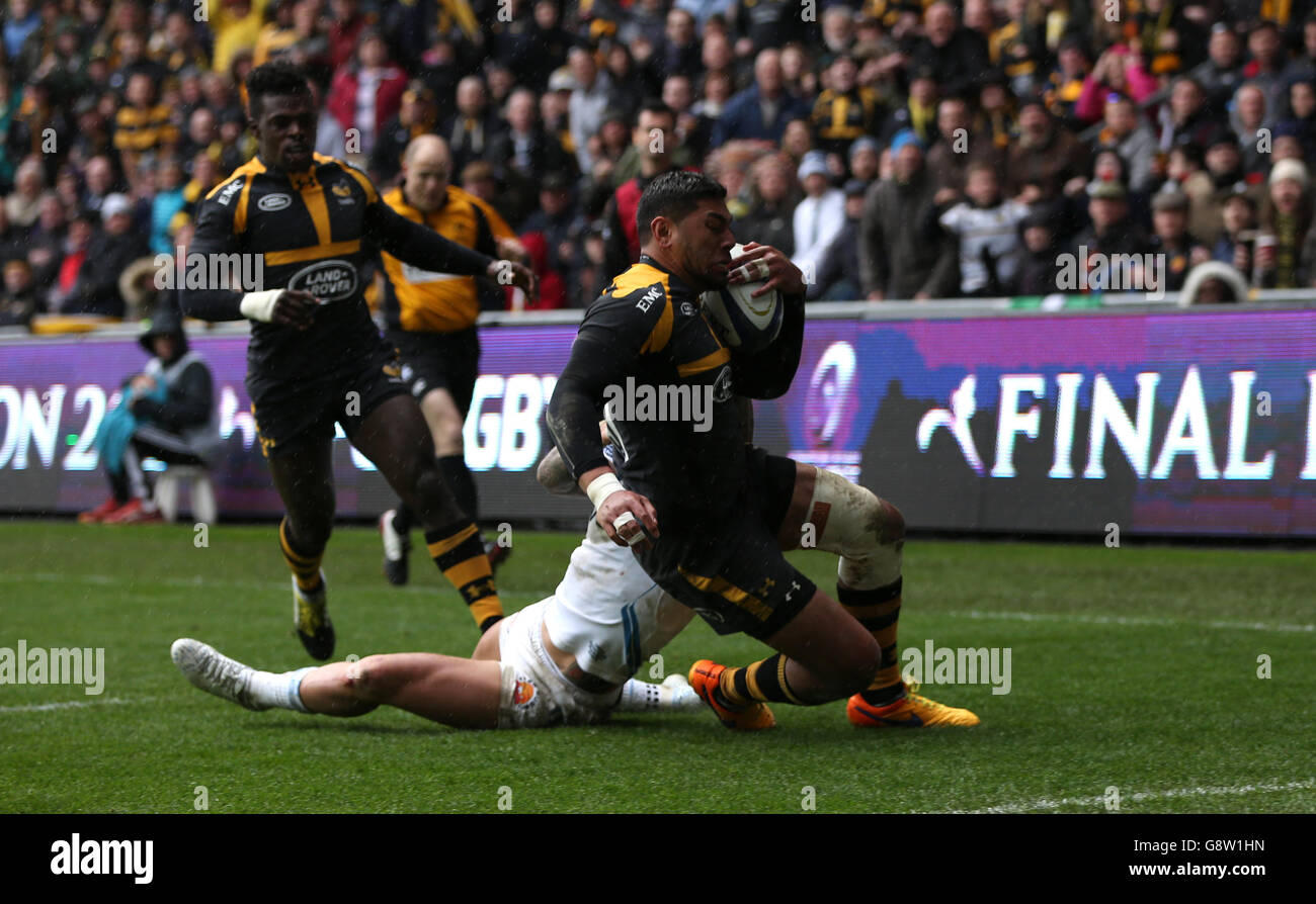 Wasps' Charles Piutau (right) dives in to score his sides first try of the game during the European Champions Cup, quarter final match at the Ricoh Arena, Coventry. Stock Photo