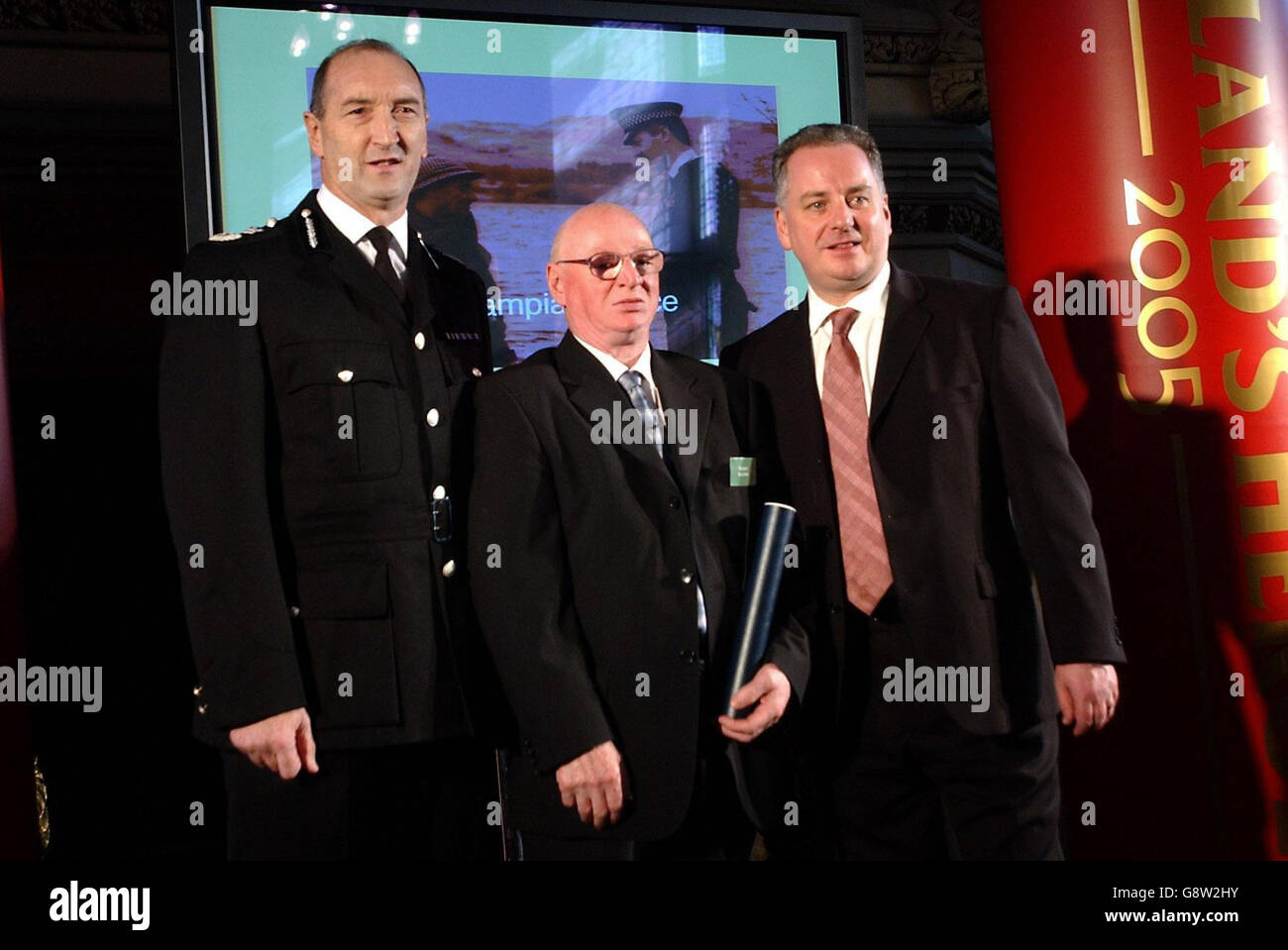 (L - r) Chief superintendent Colin McKerracher, Robert Buchan and First Minister Jack McConnell at the Scotland's Heroes Awards presentation ceremony in the Great Hall of Edinburgh Castle, Friday September 23, 2005. Mr McConnell paid tribute today to the bravery of members of the public who were nominated by Scotland's eight police forces. See PA Story SCOTLAND Heroes. PRESS ASSOCIATION Photo. Photo credit should read: Danny Lawson/PA. Stock Photo