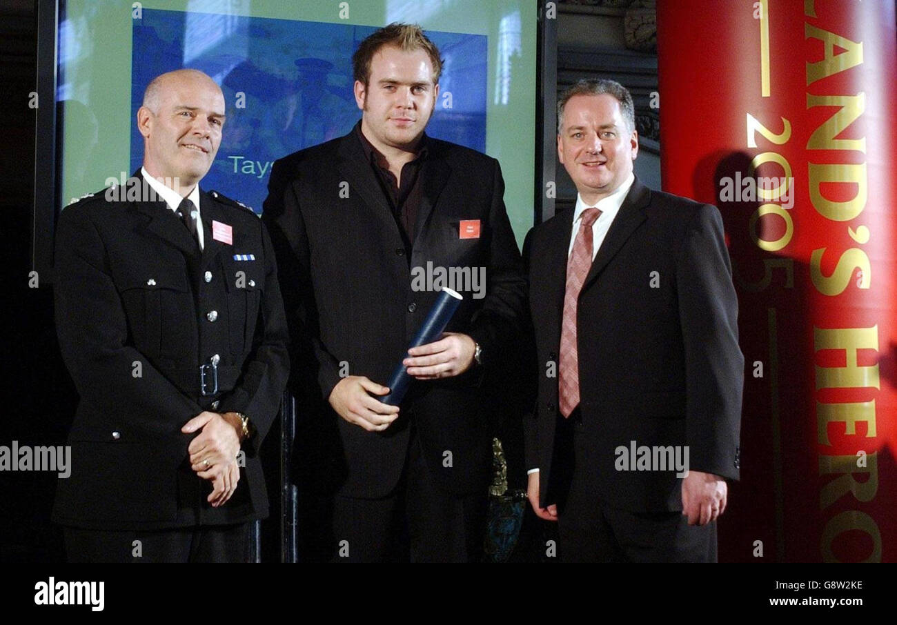 (L - r) Chief superintendent Matthew Hamilton, Ross Nisbet and First Minister Jack McConnell at the Scotland's Heroes Awards presentation ceremony in the Great Hall of Edinburgh Castle, Friday September 23, 2005. Mr McConnell paid tribute today to the bravery of members of the public who were nominated by Scotland's eight police forces. See PA Story SCOTLAND Heroes. PRESS ASSOCIATION Photo. Photo credit should read: Danny Lawson/PA. Stock Photo