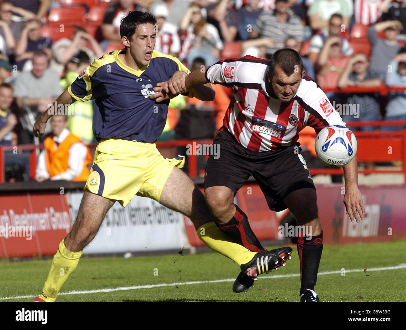 Sheffield United's Neil Shipperley (R) takes control from Derby's Peter Whittingham during the Coca-Cola Championship match at Bramhall Lane, Sheffield, Saturday September 24, 2005. PRESS ASSOCIATION Photo. Photo credit should read: PA. NO UNOFFICIAL CLUB WEBSITE USE. Stock Photo