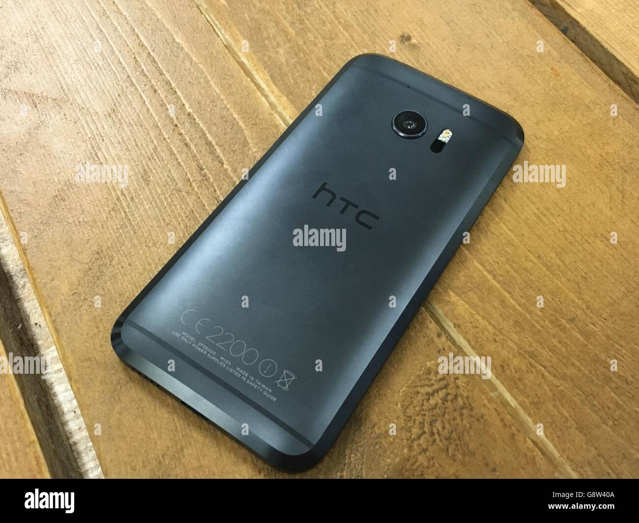 The HTC 10 which the Taiwanese firm hopes will rival the iPhone and Samsung  Galaxy S7 thanks to a new camera and the inclusion of high resolution audio  features Stock Photo - Alamy