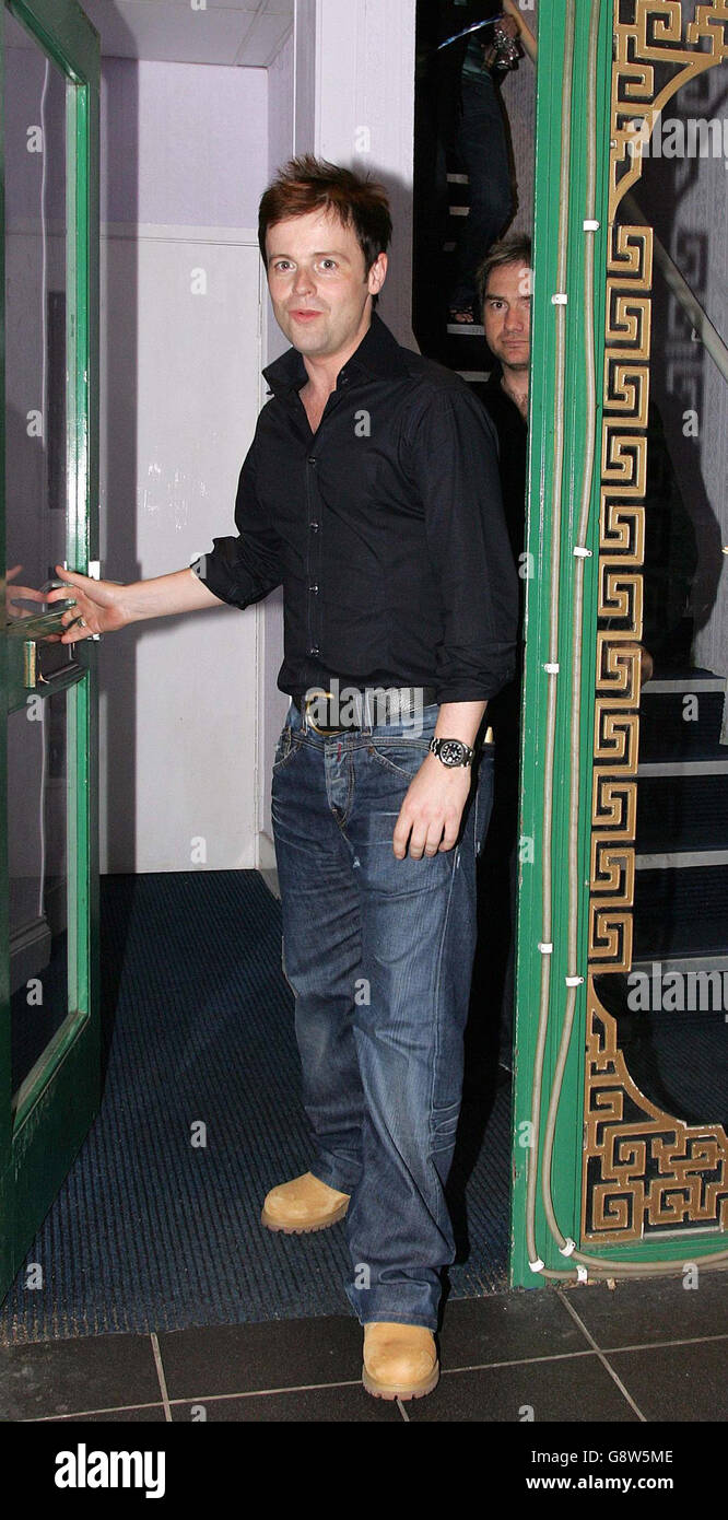 Declan Donnelly leaves the Princes' Garden Chinese restaurant in Ponteland (centre) with a friend, after celebrating his 30th birthday in the early hours of Monday September 26 2005. PRESS ASSOCIATION Photo. Photo credit should read: Owen Humphreys/PA Stock Photo