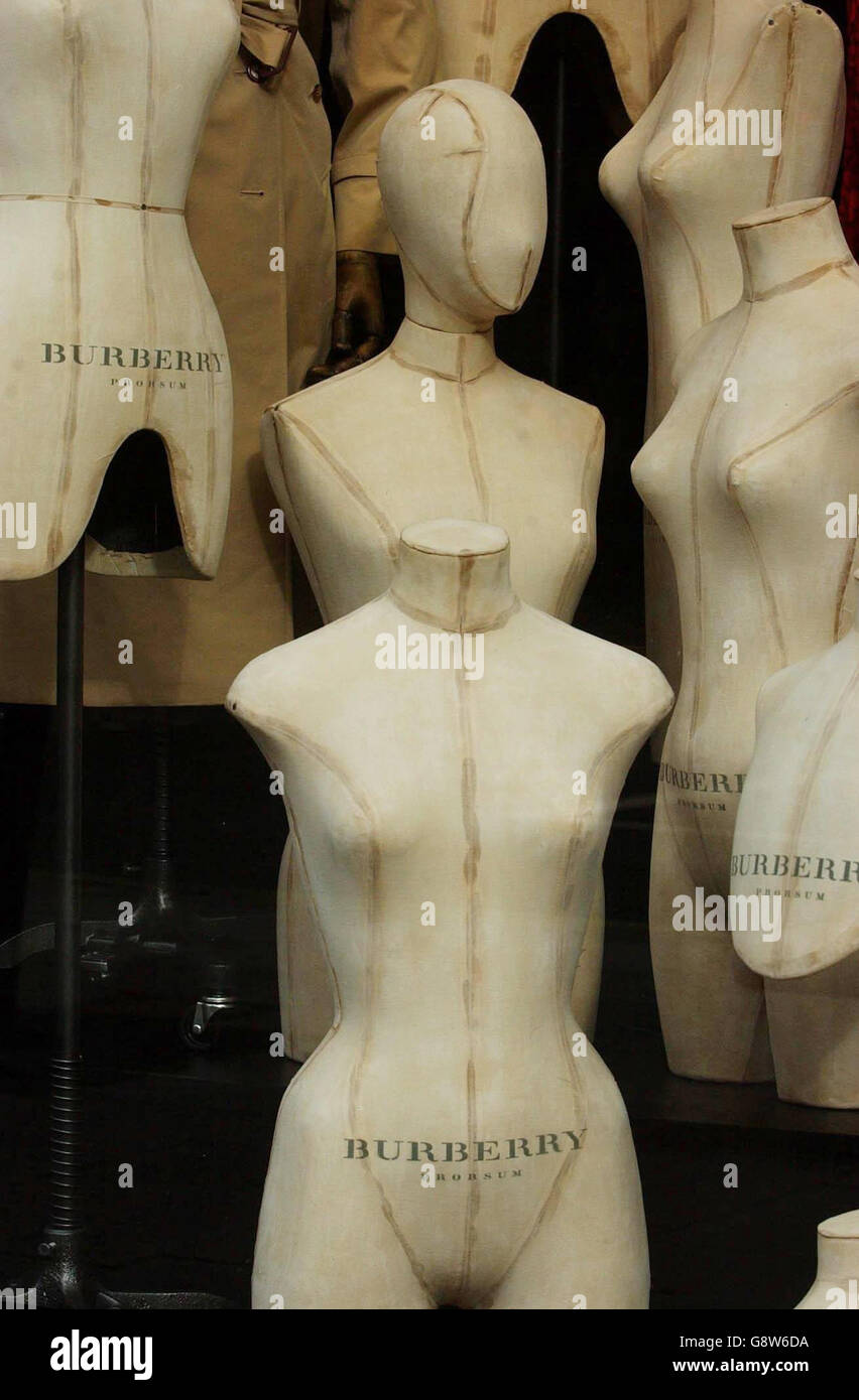 Burberry shop dummies appear to favour a minimalist approach in a Selfridges window display in central London, Tuesday 27th September 2005. The clothes company recently cancelled an autumn advertising campaign with model Kate Moss after tabloid newspaper allegations of drug use. PRESS ASSOCIATION Photo. Photo credit should read: Chris Young/PA. Stock Photo