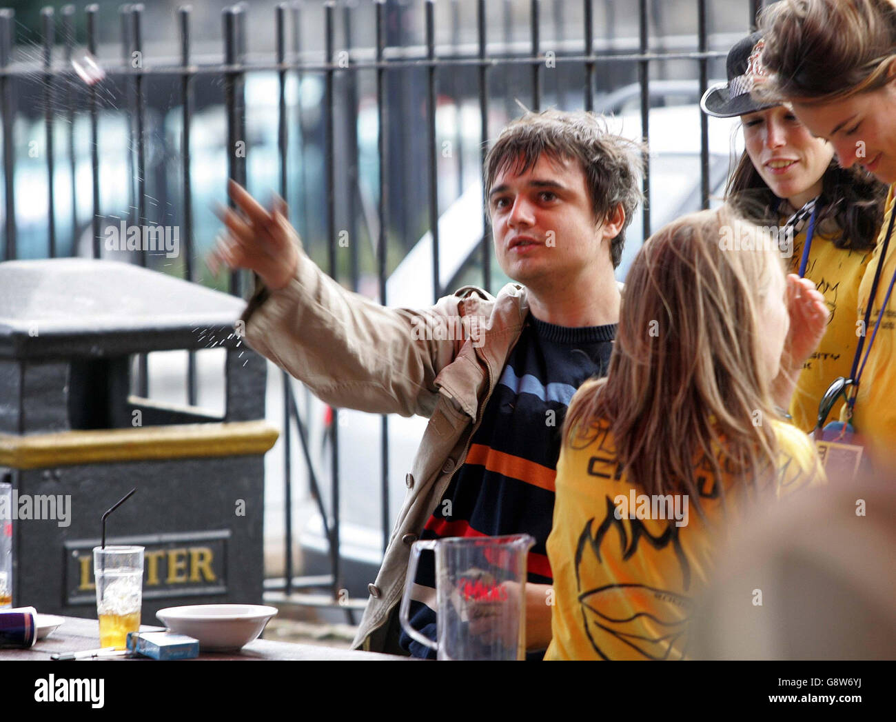 Babyshambles front man Pete Doherty throws ice at photographers outside Luckies bar in Newcastle, Tuesday 27 September 2005, before his gig at Northumbria University tonight. PRESS ASSOCIATION Photo. Photo credit should read: Owen Humphreys/PA Stock Photo