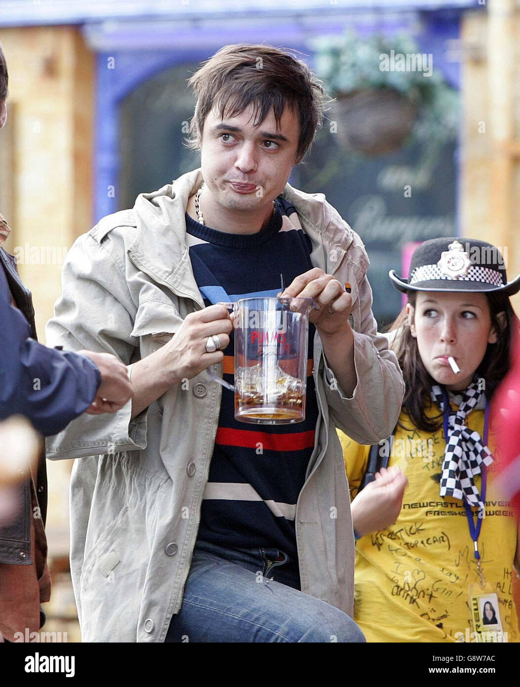 Babyshambles front man Pete Doherty outside Luckies bar in Newcastle, Tuesday 27 September 2005, before his gig at Northumbria University tonight. PRESS ASSOCIATION Photo. Photo credit should read: Owen Humphreys/PA Stock Photo