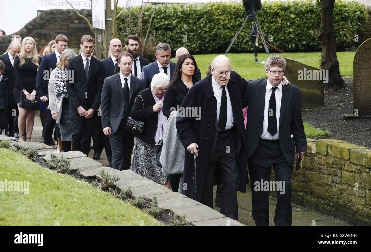 Mourners arrive for the funeral of TV agony aunt Denise Robertson at Sunderland Minster. Stock Photo