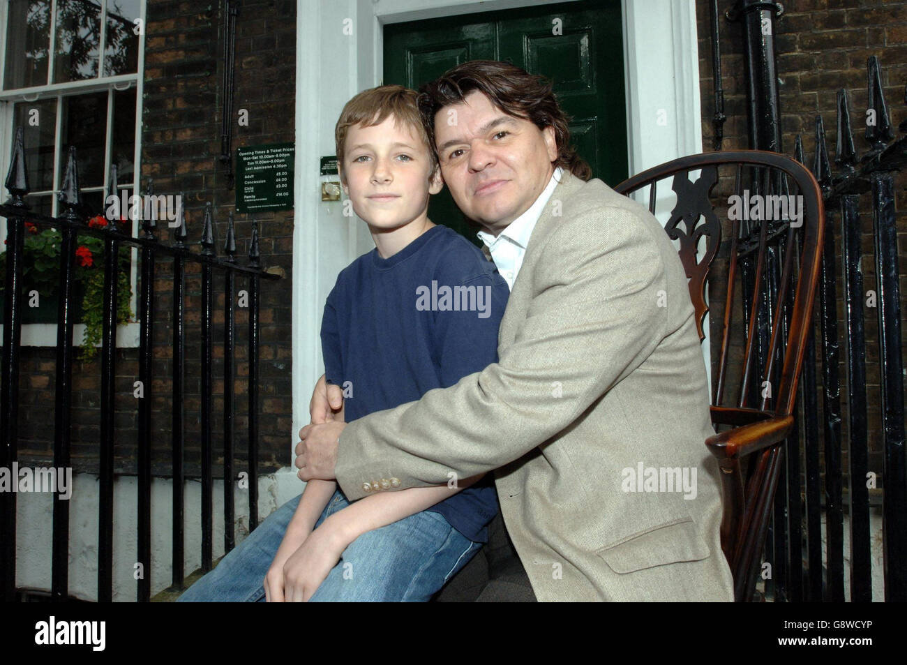 Barney Clark (L) who plays Oliver with Jamie Foreman who plays Bill Sykes at the photocall for Roman Polanski's new film Oliver Twist, outside the Charles Dickens Museum, Doughty St, central London, Monday 26 September 2005. PRESS ASSOCIATION Photo. Photo Credit should read: Steve Parsons/PA. Stock Photo