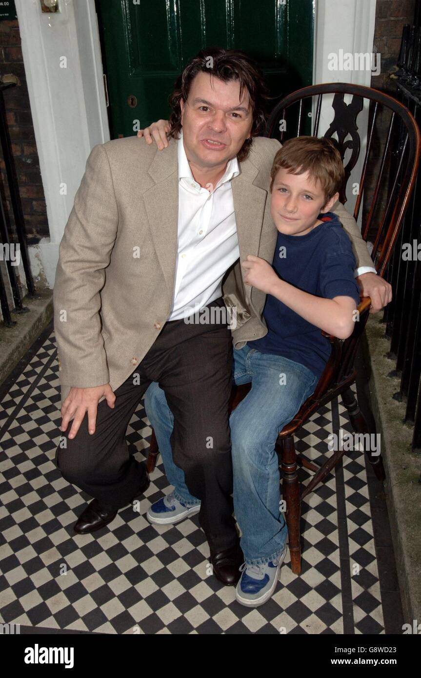 Barney Clark (R) who plays Oliver with Jamie Foreman who plays Bill Sykes, at the photocall for Roman Polanski's new film Oliver Twist, outside the Charles Dickens Museum, Doughty St, central London, Monday 26 September 2005. PRESS ASSOCIATION Photo. Photo Credit should read: Steve Parsons/PA. Stock Photo