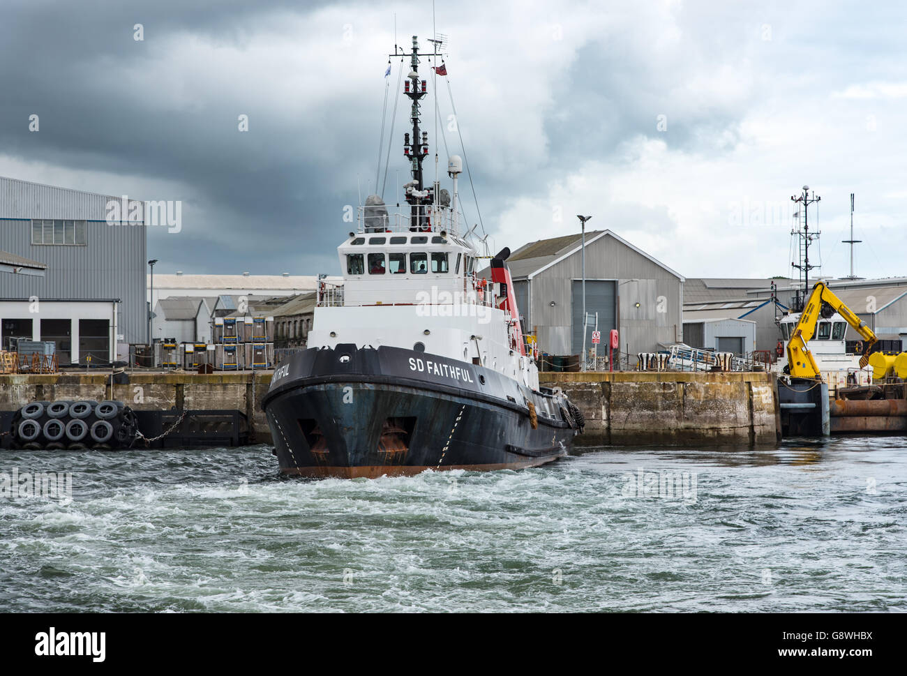 SD Faithful is a twin tractor unit tug operated by Serco Marine Services in support of Royal Naval activity around Devonport Stock Photo