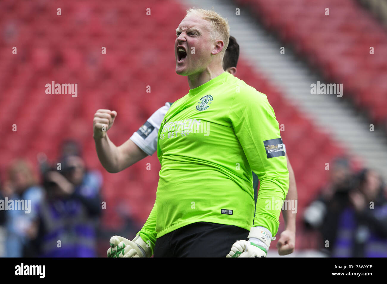 Hibernian goalkeeper Conrad Logan celebrates with team mates at the final whistle during the William Hill Scottish Cup semi-final match at Hampden Park, Glasgow. PRESS ASSOCIATION Photo. Picture date: Saturday April 16, 2016. See PA story SOCCER Glasgow. Photo credit should read: Jeff Holmes/PA Wire. Stock Photo
