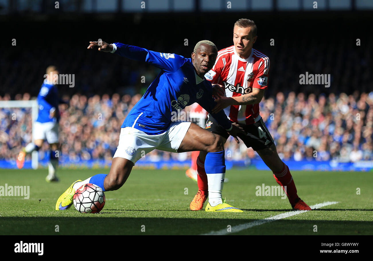 Everton S Arouna Kone Left And Southampton S Jordy Clasie Battle Stock Photo Alamy