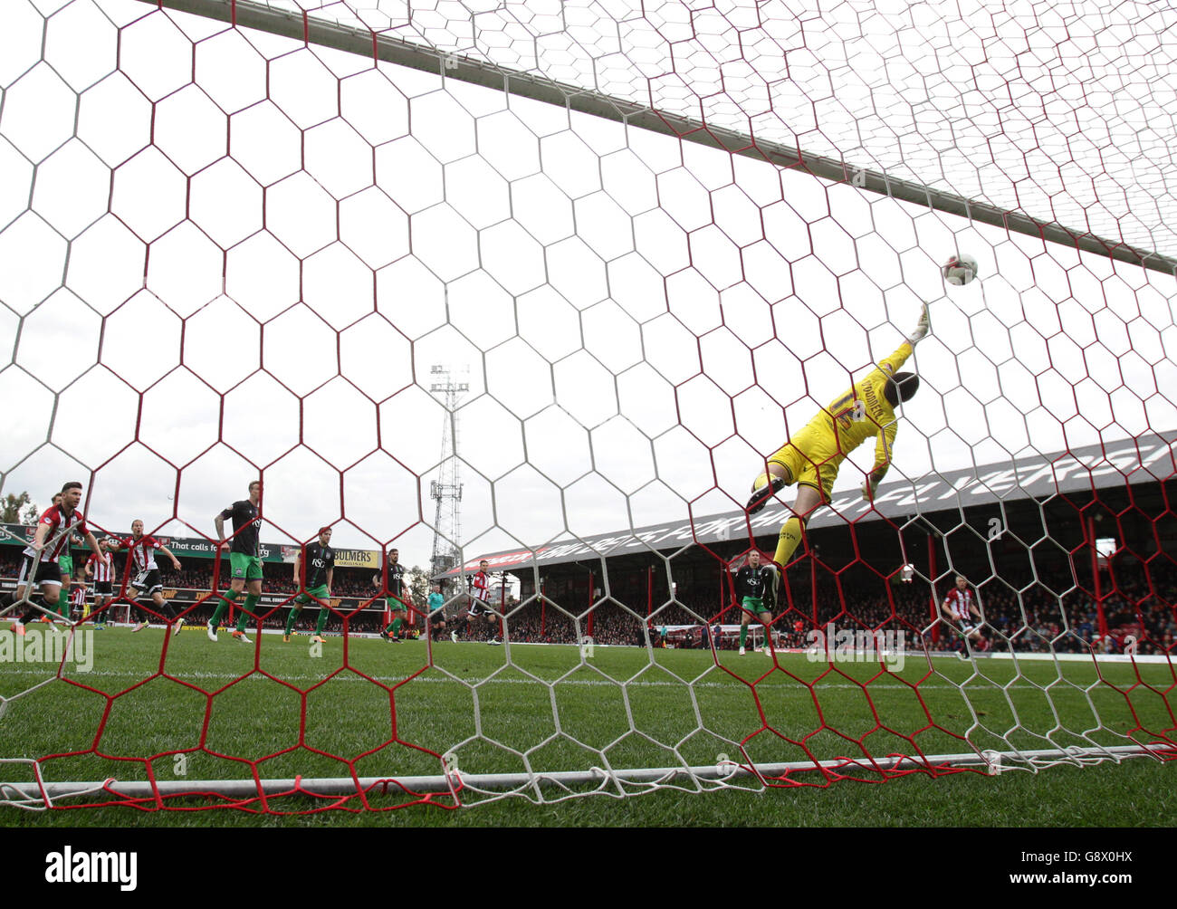 Bristol City's goalkeeper Richard O'Donnell makes a save during their Sky Bet Championship football match, at Griffin Park in London. EMPICS Photo. Picture date: Saturday April 16, 2016. Photo credit should read: Yui Mok/Empics Stock Photo