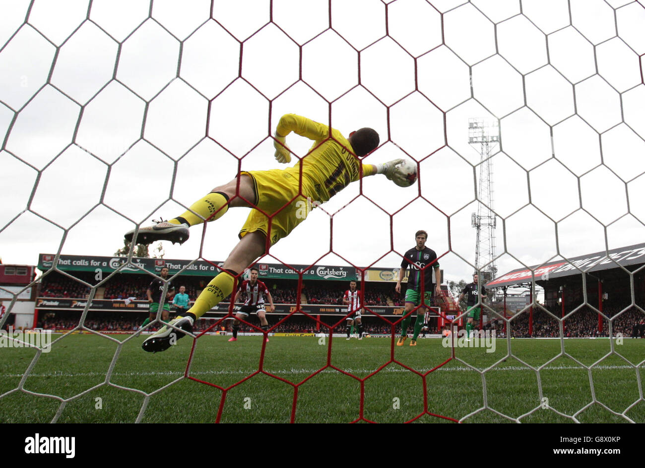 Bristol City goalkeeper Richard O'Donnell makes a save during their Sky Bet Championship football match, at Griffin Park in London. EMPICS Photo. Picture date: Saturday April 16, 2016. Photo credit should read: Yui Mok/Empics Stock Photo