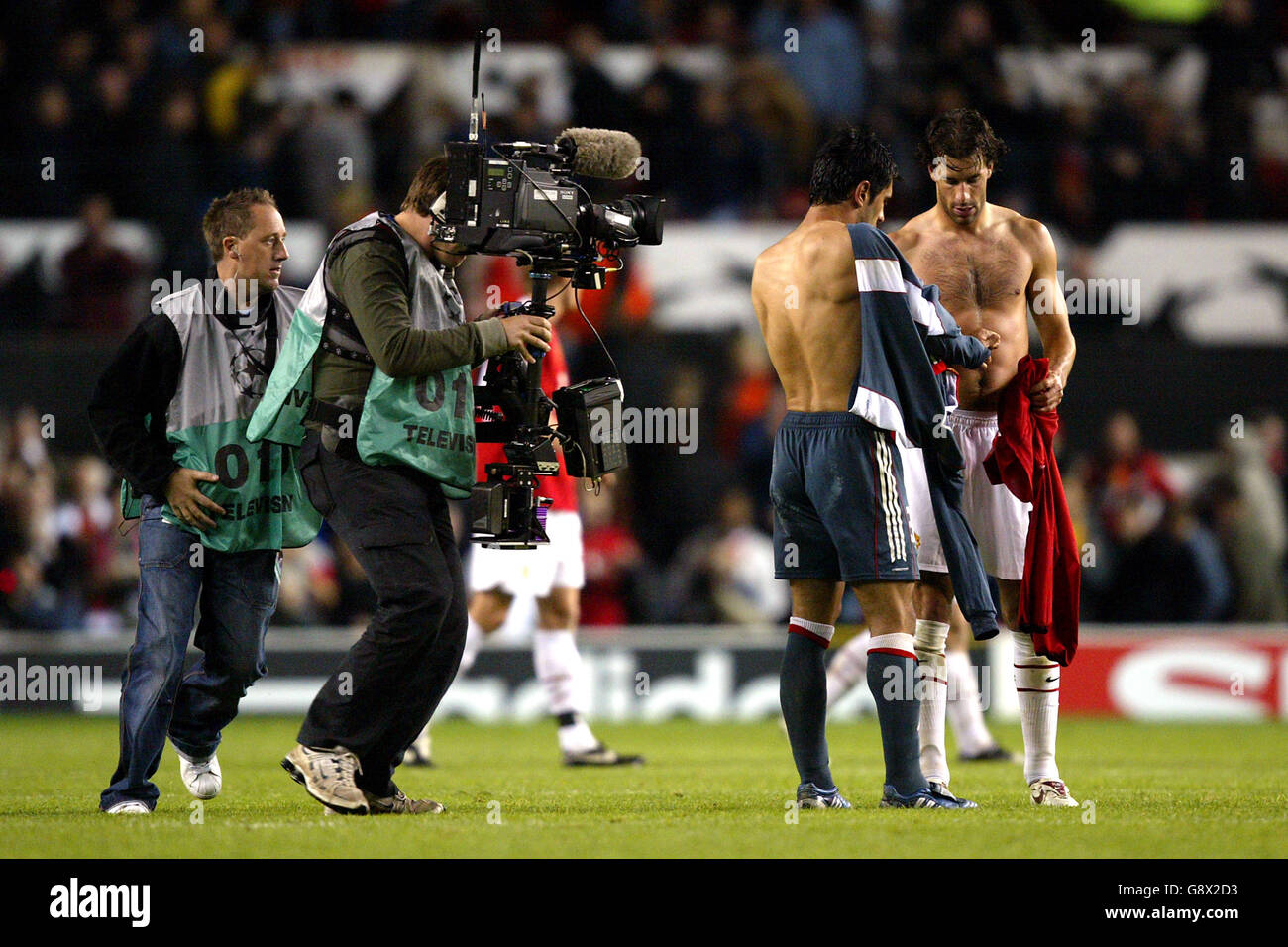 Soccer - UEFA Champions League - Group D - Manchester United v Benfica - Old Trafford. Manchester United's Ruud van Nistelrooy swaps shirts with Benfica's Ricardo Rocha Stock Photo