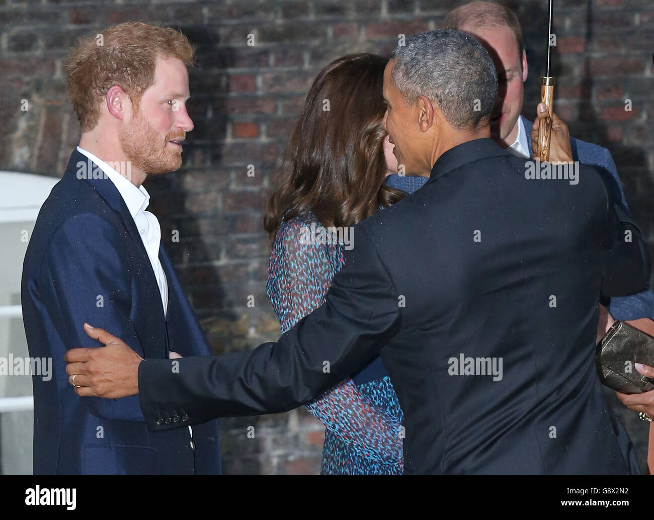Prince Harry (left) greets the President of the United States Barack(01)