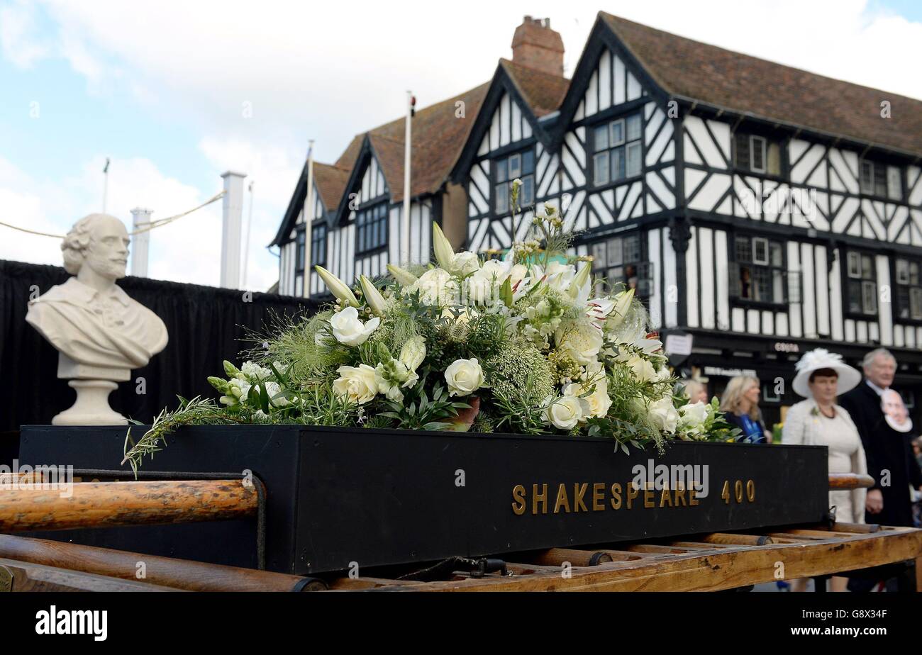 A floral tribute to William Shakespeare on display during the parade marking 400 years since the death of the playwright in Stratford-upon-Avon, Warwickshire. Stock Photo