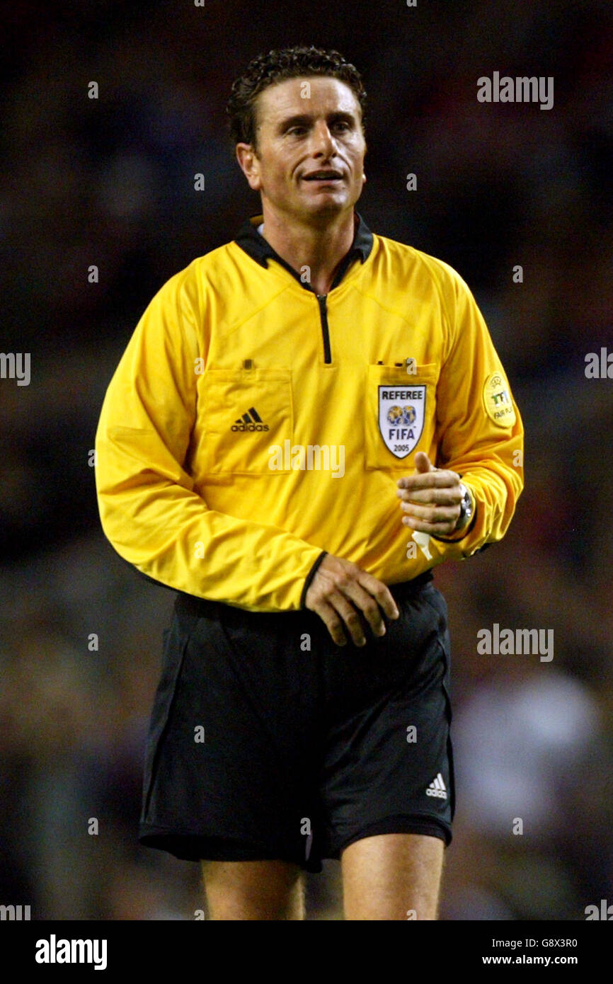 League 2 referee hi-res stock photography and images - Alamy