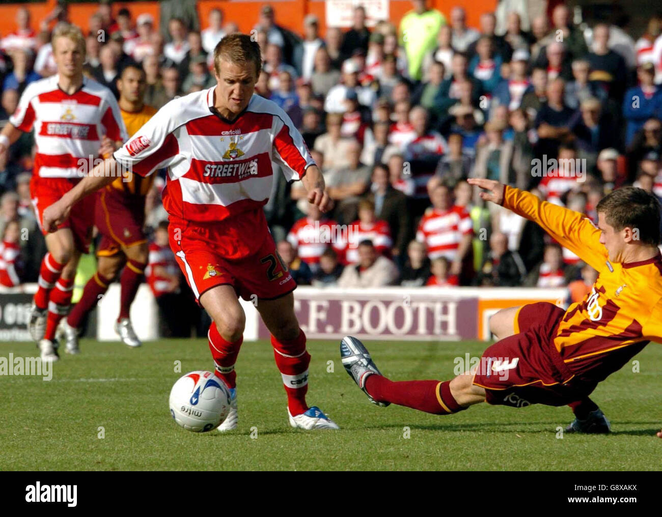 Doncaster's James Coppinger (L) tries to escape a challenge from Bradford's Andrew Taylor during the Coca-Cola League One match at Belle Vue, Doncaster, Saturday October 1, 2005. PRESS ASSOCIATION Photo. Photo credit should read: John Jones/PA. NO UNOFFICIAL CLUB WEBSITE USE. Stock Photo