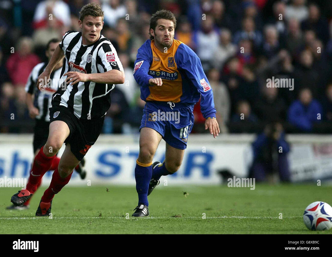 Grimsby's Simon Francis (L) battles for the ball with Shrewsbury's Ben Smith during the Coca-Cola League Two match at Gay Meadow, Shrewsbury, Saturday October 1, 2005. PRESS ASSOCIATION Photo. Photo credit should read: Malcolm Couzens/PA. NO UNOFFICIAL CLUB WEBSITE USE. Stock Photo
