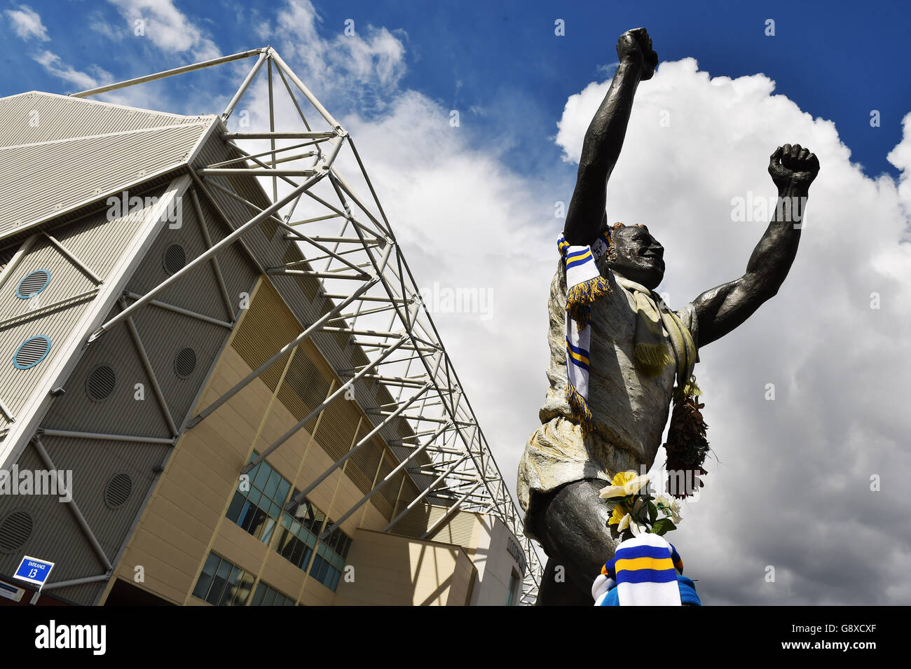 A statue of billy bremner outside elland road hires stock photography