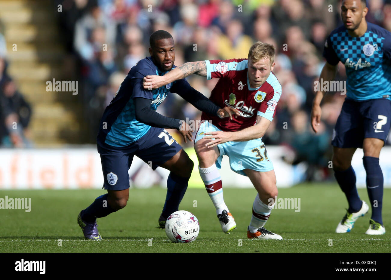 Burnley's Scott Arfield (right) and Queens Park Rangers' Junior Hoilett battle for the ball during the Sky Bet Championship match at Turf Moor, Burnley. PRESS ASSOCIATION Photo. Picture date: Monday May 2, 2016. See PA story SOCCER Burnley. Photo credit should read: Tim Goode/PA Wire. Stock Photo