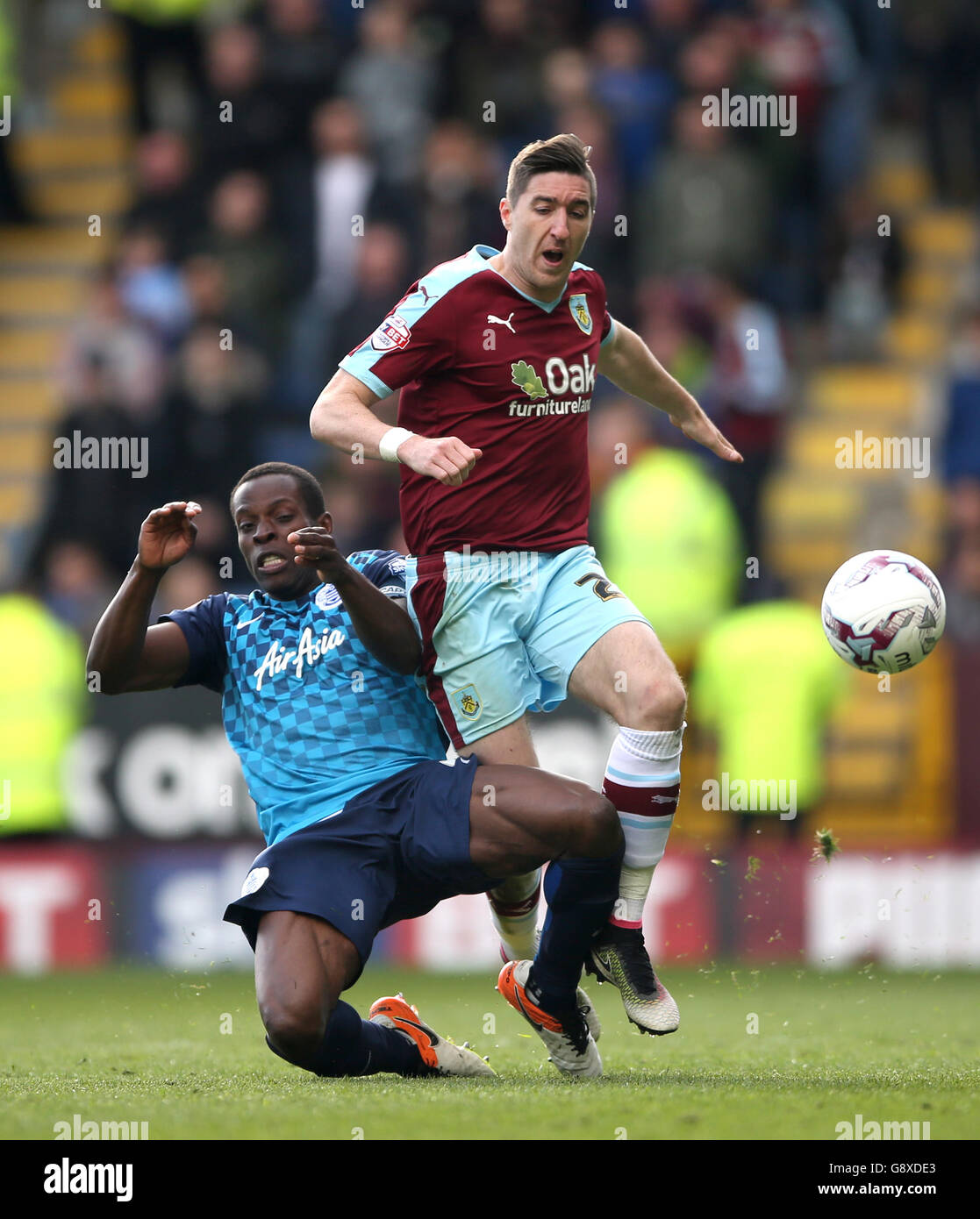 Burnley's Stephen Ward (right) and Queens Park Rangers' Nedum Onouha battle for the ball during the Sky Bet Championship match at Turf Moor, Burnley. PRESS ASSOCIATION Photo. Picture date: Monday May 2, 2016. See PA story SOCCER Burnley. Photo credit should read: Tim Goode/PA Wire. Stock Photo